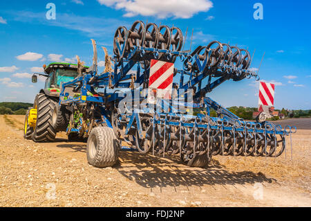 John Deere 8310R Ackerschlepper und Kockering Quadro Bodenfräse Motorhacke - Frankreich. Stockfoto
