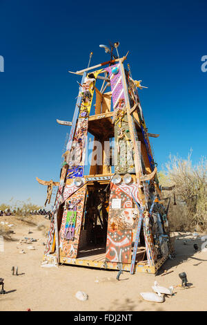 Skulpturale Kunst-Installation gemacht gefundener Objekte, in einer Sammlung namens "East Jesus," in Slab City, Kalifornien Stockfoto