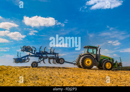 John Deere 8310R Ackerschlepper und Kockering Quadro Bodenfräse Motorhacke - Frankreich. Stockfoto