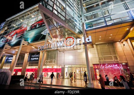 CentralWorld Shopping Plaza nachts beleuchtet. Bangkok, Thailand. Stockfoto