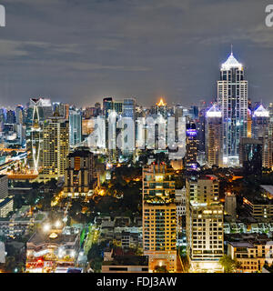 Erhöhten Blick auf die Stadt bei Nacht. Bangkok, Thailand. Stockfoto