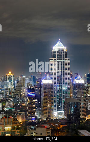 Erhöhten Blick auf die Stadt bei Nacht. Bangkok, Thailand. Stockfoto