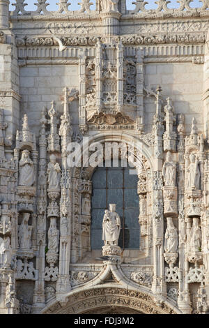 Das Hieronymus-Kloster - Mosteiro da Santa Maria de Belém - befindet sich im Stadtteil Belem von Lissabon. Südportal. Portugal. Stockfoto