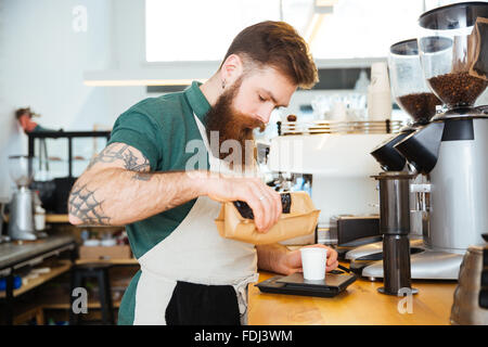 Zubereitung von Kaffee im Café Barista Stockfoto