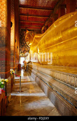 Phra Buddha Saiyas, liegenden Buddha. Tempel Wat Pho, Bangkok, Thailand. Stockfoto