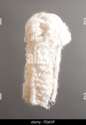 Richter Perücke auf grauem Hintergrund Stockfoto