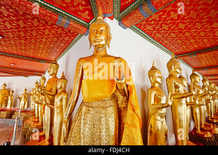 Buddha-Bilder-Galerie in den Kolonnaden. Tempel Wat Pho, Bangkok, Thailand. Stockfoto