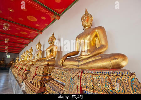Buddha-Bilder-Galerie in den Kolonnaden. Tempel Wat Pho, Bangkok, Thailand. Stockfoto