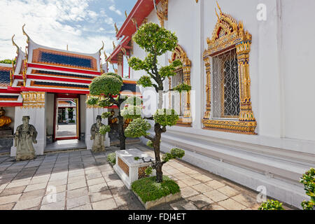 Bonsai Bäume wachsen in einem der Innenhöfe der Wat Pho Tempel. Bangkok, Thailand. Stockfoto