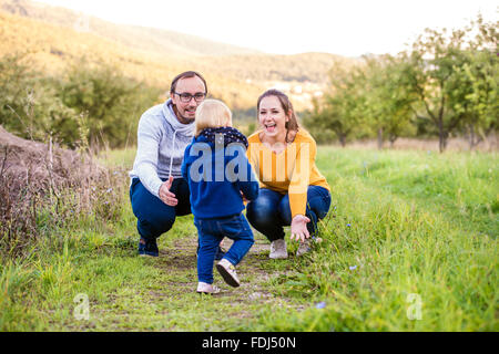 Glückliche Familie in der Natur Stockfoto