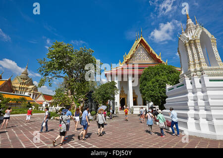 Touristen, die im Wat Pho Tempel spazieren. Bangkok, Thailand. Stockfoto