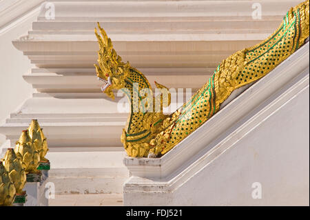 Eine goldene Naga auf Schritte in Luang Prabang, Laos Stockfoto