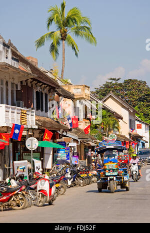 Die Hauptstraße, Sisavangvong Straße in Luang Prabang, Laos Stockfoto