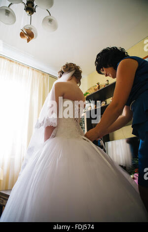 MOM bringt junge Braut bei einer Hochzeit Stockfoto