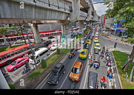 Starker Straßenverkehr am Tag auf der Rama I Road im Patum Wan-Viertel der Stadt Bangkok, Thailand. Stockfoto