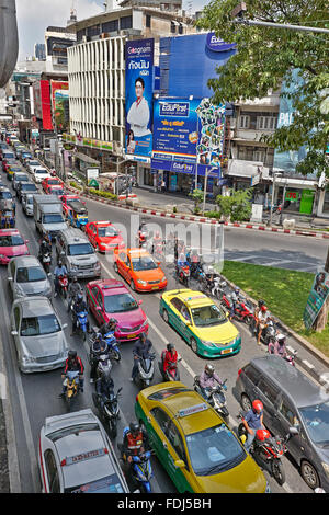 Starker Straßenverkehr am Tag auf der Rama I Road im Patum Wan-Viertel der Stadt Bangkok, Thailand. Stockfoto