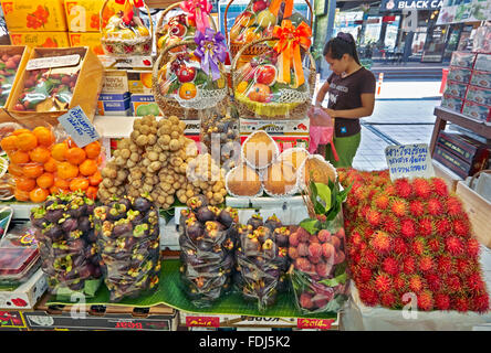 Obst mit einer Auswahl an frischen tropischen Früchten. Oder Tor Kor (OTK) Frische Markt, Bangkok, Thailand. Stockfoto