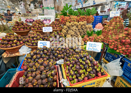 Frische Mangostan (Garcinia Mangostana) und andere tropische Früchte werden an einem Obststand auf dem oder Tor Kor Frischmarkt zum Verkauf angeboten. Bangkok, Thailand. Stockfoto