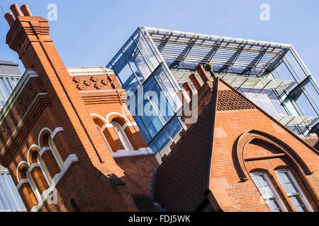 Rotem Backstein mit Glas & Stahlkonstruktionen, London, England, U.K Stockfoto