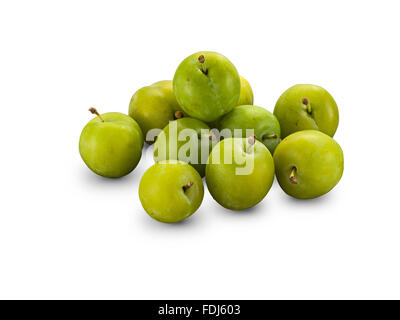 Bio Pflaumen isoliert auf weißem Stockfoto