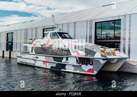 "MONA Roma" ferry für die Gäste zu MONA (Museum of Old and New Art), festgemacht an Brooke Street Pier, Hobart, Tasmanien, Australien Stockfoto