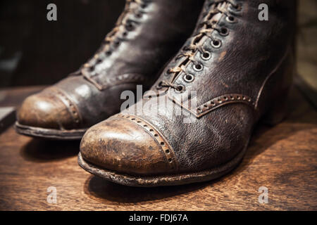 Alte gebrauchte Schuhe aus echtem Leder gefertigt, Nahaufnahme Foto mit selektiven Fokus Stockfoto