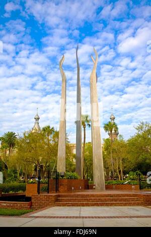 Feuer-Denkmal in Pflanzen Park befindet sich aus Gründen der University of Tampa-Sticks. Minerettes von der Tampa Bay Hotel Tampa Stockfoto