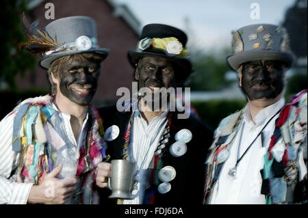 Mitglieder der Alvechurch schwarz konfrontiert Morris Tänzer in Aktion, Worcestershire, UK. Stockfoto