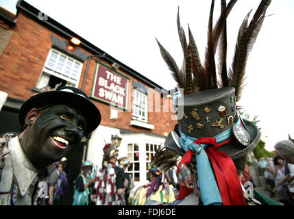 Mitglieder der Alvechurch schwarz konfrontiert Morris Tänzer in Aktion, Worcestershire, UK. Stockfoto