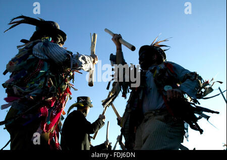 Mitglieder der Alvechurch schwarz konfrontiert Morris Tänzer in Aktion, Worcestershire, UK. Stockfoto