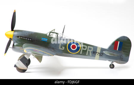 Hawker Typhoon Mk 1 b Flugzeuge des zweiten Weltkriegs, RAF Markierungen. 01:32 feine Maquette auf weißen Studio-Hintergrund. Stockfoto