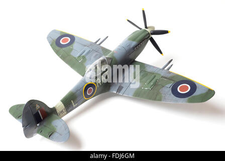 Supermarine Spitfire Mk22 WW11, RAF Markierungen. 01:32 feine Maquette auf weißen Studio-Hintergrund. Stockfoto