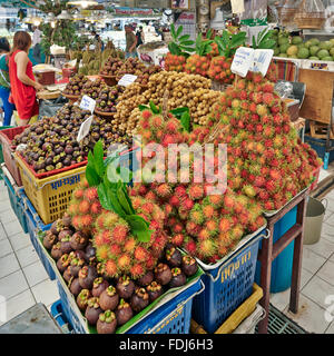 Eine Auswahl an tropischen Früchten auf Obst oder Tor Kor (OTK) Frisches Marktstand. Bangkok, Thailand. Stockfoto