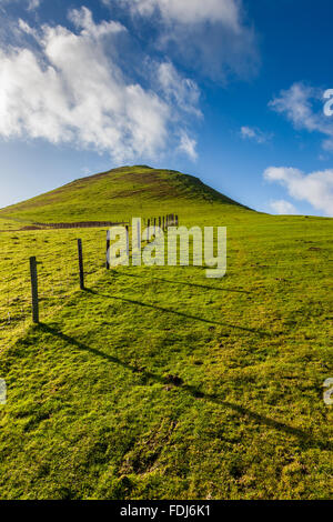 Ein Zaun hinauf auf den Gipfel des Caer Caradoc, in der Nähe von Kirche Stretton, Shropshire, England, UK Stockfoto