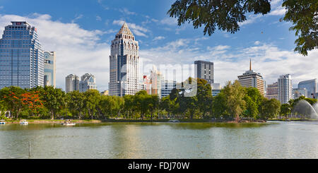 Modernes hohes Gebäude angrenzenden Lumphini Park. Bangkok, Thailand. Stockfoto