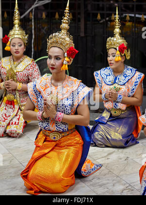 Thailändische Tänzer in bunten traditionellen Kostümen treten im Erawan-Schrein in Bangkok, Thailand, auf. Stockfoto