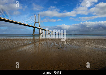 Vasco da Gama Brücke über den Rio Tejo-Fluss im Park Parque Das Nações, Gelände der Expo 98, Lissabon, Portugal, Europa Stockfoto