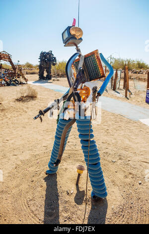 Skulpturale Kunst-Installation gemacht gefundener Objekte, in einer Sammlung namens "East Jesus," in Slab City, Kalifornien Stockfoto