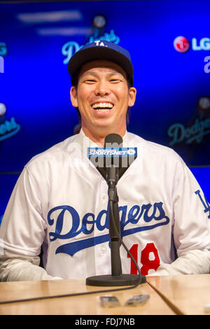Los Angeles, Kalifornien, USA. 7. Januar 2016. Kenta Maeda (Schwindler) MLB: Neu in seiner einleitenden Pressekonferenz im Dodger Stadium in Los Angeles, California, Vereinigte Staaten von Amerika Los Angeles Schwindler Krug Kenta Maeda Japans unterzeichnet. © Thomas Anderson/AFLO/Alamy Live-Nachrichten Stockfoto