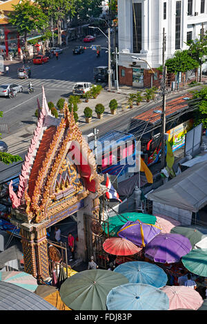 Eingangstor zum Tempel Wat Traimit. Bangkok, Thailand. Stockfoto