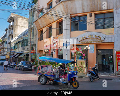 Ein Tuk-Tuk fährt die Straße hinunter im Chinatown District in Bangkok City, Thailand. Stockfoto