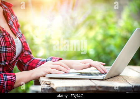 Nicht erkennbare junge Garten manager Stockfoto