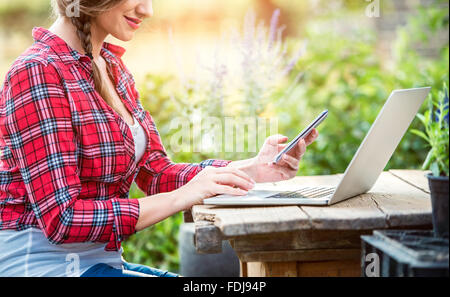 Schöne junge Garten manager Stockfoto