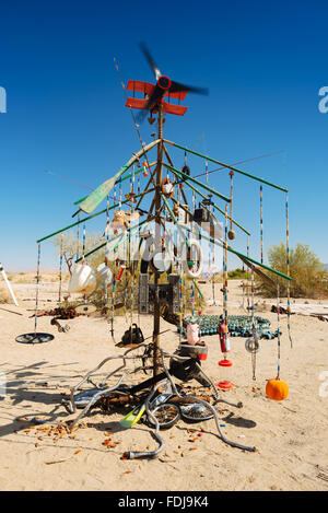 Skulpturale Kunst-Installation gemacht gefundener Objekte, in einer Sammlung namens "East Jesus," in Slab City, Kalifornien Stockfoto