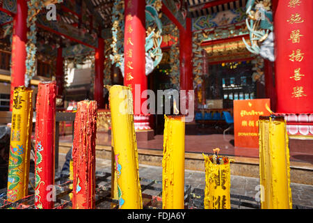 Massive rote und gelbe Kerzen brennen am Kuan Yim Schrein (Chao Mae Kuan im Schrein). Chinatown District, Bangkok, Thailand. Stockfoto