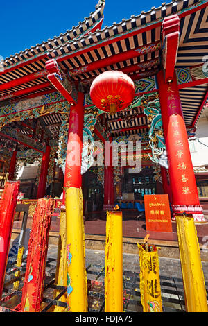 Massive rote und gelbe Kerzen brennen am Kuan Yim Schrein (Chao Mae Kuan im Schrein). Chinatown District, Bangkok, Thailand. Stockfoto