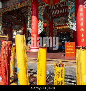 Massive rote und gelbe Kerzen brennen am Kuan Yim Schrein (Chao Mae Kuan im Schrein). Chinatown District, Bangkok, Thailand. Stockfoto