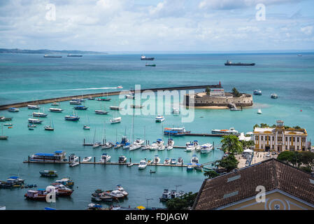 Malerischen Blick auf die Unterstadt mit Forte São Marcelo aus Elevador Lacerda, Salvador, Bahia, Brasilien Stockfoto