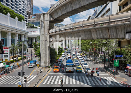 Ansicht der Ratchadamri Road in der Nähe des Ratchaprasong Kreuzung. Bangkok, Thailand. Stockfoto