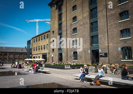 Granary Square, King Cross, London, UK.  Das Gebäude im Hintergrund ist die Universität der Künste London, Central Saint Martins. Stockfoto